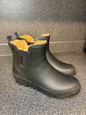 chooka Black Short Waterproof Ankle Boots with Tan Faux-Fur Lining